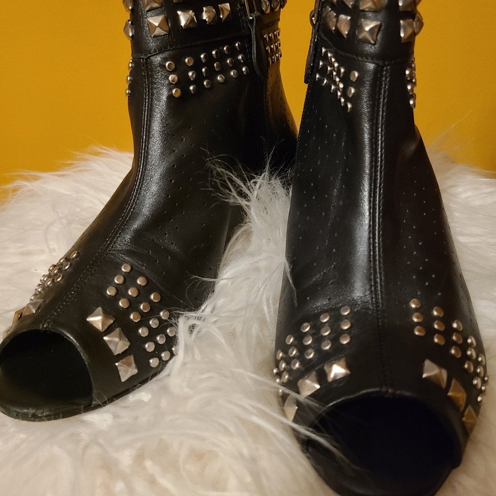 Pour la Victoire black open toe booties size 7